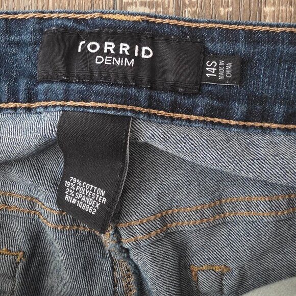 Torrid Denim Woman's Mid Rise Blue Jeans Size 14S - Picture 3 of 6